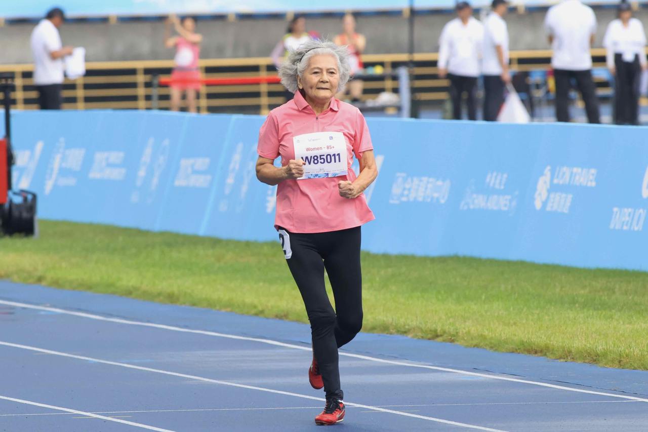 雙北世壯運/「噴射機阿嬤」勇奪雙金!88歲林潘秀雲在田徑100公尺、200公尺短跑項目奪下金牌