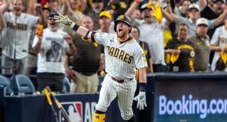 MLB／拒絕被橫掃！教士關鍵超前轟 4：3 驚險擊敗釀酒人將系列戰戰成一比二的局面。