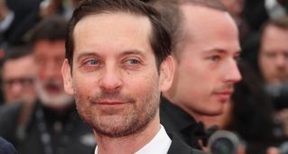 「初代蜘蛛人」Tobey Maguire 驚喜現身前妻婚禮！離婚不到一個月親自擔任證婚人引起熱議