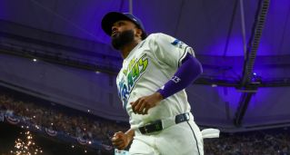 MLB／世界大賽光芒拒絕被橫掃！延長賽 12 局下滿壘再見安打4：3 驚天逆轉擊敗釀酒人搶回一勝