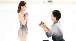 日本冬奧雙人花滑金牌 CP 真的結婚了！「璃來龍」三浦璃來、木原龍一甜曬冰場求婚照片喊：我們訂婚了！