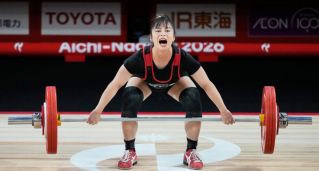 亞運／「舉重精靈」方莞靈含淚負左手肘傷上陣！總和182公斤奪第四遺憾與獎牌擦肩而過