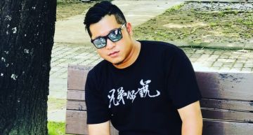 草爺直播「疫情下20人同桌」惹議!PO道歉文仍被轟:沒被發現就常群聚?