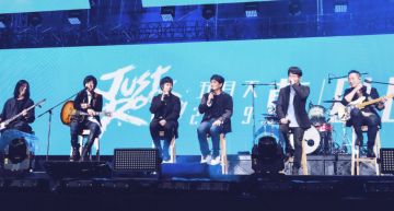 周華健「亂入五月天演唱會」 喊話歌迷:告訴父母我辦演唱會了!