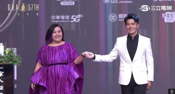 金鐘57/鍾欣凌偕郭彥均「牽手走紅毯」!自爆不請辭原因:搭檔太帥