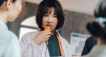 Netflix台劇《村裡來了個暴走女外科》6大看點:火辣醫生擁吻小鮮肉!害羞BL線引期待