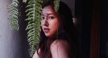吃喜酒穿禮服 露胸加開高衩 辜莞允被轟:搶新娘光彩