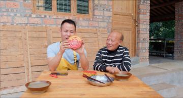 挑戰全世界最臭食物!王剛大啖瑞典鯡魚罐頭 稱讚「找對方法就好吃」