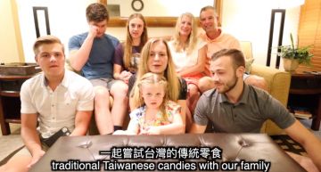 仙楂餅、貢糖全上桌!莫彩曦試吃台灣傳統零食 美國家人慘被「黑色中藥糖」打趴