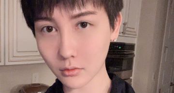 消失近一個月!蛇精男染「新冠肺炎」 毀容爆哭籲粉絲:戴好口罩、照顧自己