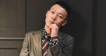 送物資到警局!鳳梨自嘲「很怕被上銬」 網見內八照狂歪樓:陰影還在嗎?