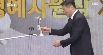 頒獎不忘防疫!保持距離、特製口罩超用心 網卻歪樓:托盤底座想到馬桶吸把