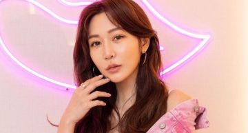 曾莞婷「居家服」太犯規!細肩帶扛雪白UU 網看傻:颱風天的美景