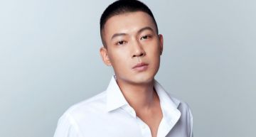 鳳梨巧遇「本土天團男神」手超抖!網笑虧鼠薯:黃首震有點差