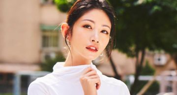 李千那居家健身「腋下肌肉炸裂」超明顯!合照愛貓炫:我倆的背練得還可以?