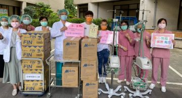侯昌明、曾雅蘭捐2台「救命神器」!親送2400個N95口罩給前線醫護:盡綿薄之力