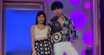 比利《大熱門》告白凱莉:我愛妳!扶腰「摸臉接吻」 憲哥嚇到衝上台