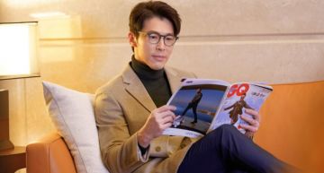 49歲黃少祺陪兒陽台游泳!換泳褲露「8塊肌排」嚇傻網:想叫你爸爸