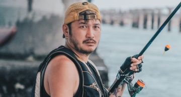 突曬沁涼比基尼照!KID雙腿緊夾「茂密黑森林」疑走光 網:不舒服