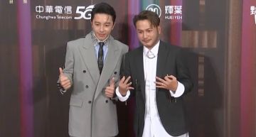 金鐘57/《綜藝玩很大》奪「最具人氣綜藝節目獎」!KID、坤達後台相吻:獎盃要送給在天上的兄弟