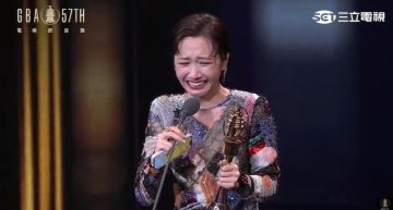 金鐘57/黃子佼、Lulu師徒同奪「綜藝節目主持人獎」!她連槓龜6年7次 後台自爆:謝謝許富凱送我紅內褲