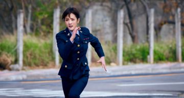 化身地表最正警花!王淨首度升格「動作女星」跑百米追毒販撲倒自嘲:我其實是跌倒專家