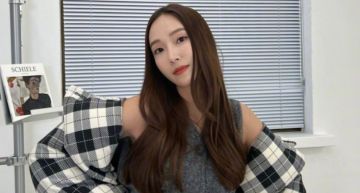 Jessica登《浪姐3》遭韓網狂轟!簡介「韓國歌手」悄消失 微博一面倒力挺:女王行為