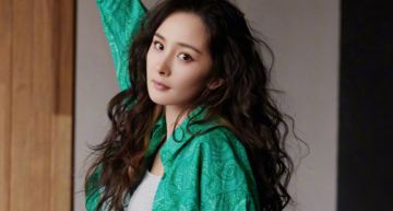 楊冪「手機殼當鏡子」專注補妝!逆天顏值美到上熱搜 陸網全跪:怎麼長這麼美