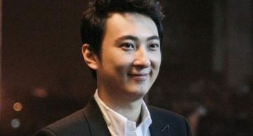 千億富少被收服?王思聰逛街摟肩「24歲嫩妹網紅」 女方7字認愛大放閃光彈