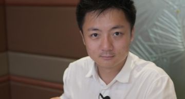 甩三級片女星爽遊日本!鍾培生摟「正妹設計師」疑是新歡 網爆:她男女關係複雜