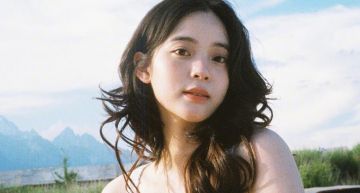 歐陽娜娜頂紅髮現身機場!牛仔短裙露「粗壯蜜大腿」 鏡面反射攝影師動作全露餡