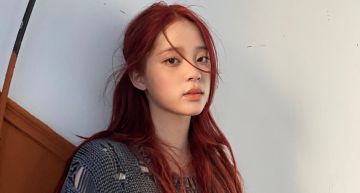 歐陽娜娜新戲側拍照曝光!片場滑手機「臉圓一圈大崩壞」 低頭秒擠出雙下巴