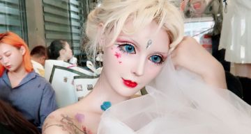 中國真人芭比堅稱沒整形!直播素顏「不科學大眼睛」嚇壞網:絕對是整了
