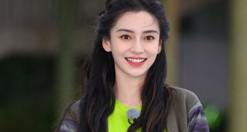 受廣電新禁令影響?Angelababy領獎全程「被叫本名」 紅毯火辣造型受讚:臉蛋牛逼症