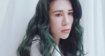 飄怪味!丹妮婊姐「指甲黑一塊」嗑雞肉捲 湊近聞崩潰:真的吃屎