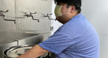 一代一代!統神「親自下海」端火鍋 超辛酸畫面流出