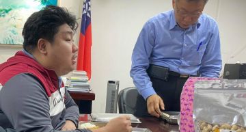 頭號柯灰!統神「合體柯文哲」吃雞腿便當 網酸:好會蹭