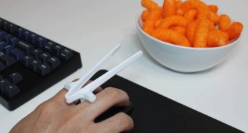 吃零食不沾手!懶人神器「肥宅快樂夾」募資達標 網全嗨翻