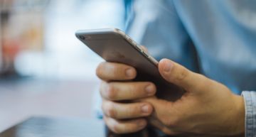 睡覺別充電!iPhone「3大NG行為」曝光 恐造成電池劣化