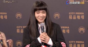 金曲31/卡片是幸運物!持修紅毯「手持寶貝球」 網笑:這麼可愛一定是男生