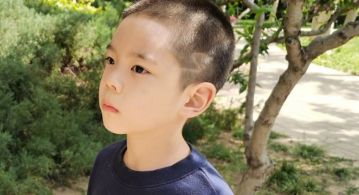 《爸爸》嗯哼7歲衝浪照曝光!「雙手放開」超熟練 網狂讚:帥過老爸!