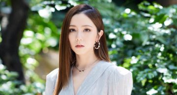 一年沒見爸爸!鄧紫棋曝「家人飛上海慶生」:隔離期每天繞床1萬步