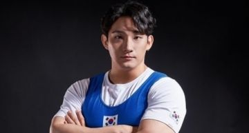 東奧紙板床真的裂了!韓國「109KG」舉重選手超無奈 網全看傻