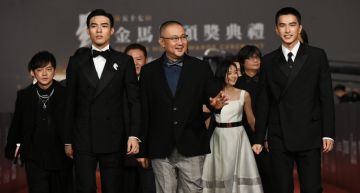 金馬57/《刻在》CP人氣無法擋!陳昊森、曾敬驊「現場擁抱」:黑西裝是默契