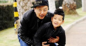 《爸爸1》八年了!14歲石頭身高「追上老爸」 網驚:根本巨石強森!