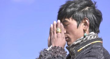 丁真被爆抽菸!「吞雲吐霧超熟練」公司回應:電子菸不是菸
