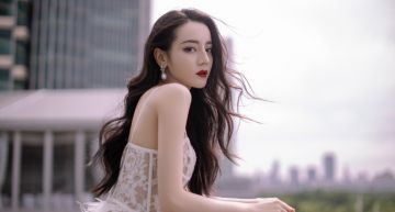 墨鏡遮不住美貌!迪麗熱巴「長針眼」現身 粉絲狂P表情包