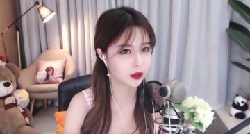 睡前直播走光!正妹「只蓋一條被子」秒被ban 網看傻:黑的