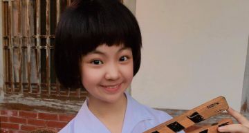 《俗女》小嘉玲「打完BNT」副作用曝光 舉+0牌甜笑報平安!