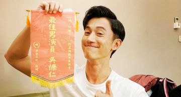 吳慷仁騎車把妹!耍痞喊「小姐給不給葩」 釣出邵雨薇7字神吐槽